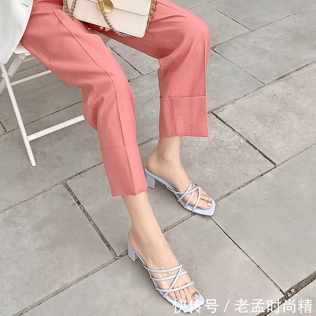 选择■鞋子的选择也很对路,透明材质,不会给全身搭配增负担