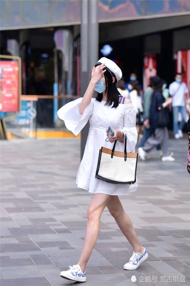 「选择一」穿着平底鞋的姑娘,她们还没有学会穿高跟鞋么?不过逛街很轻松