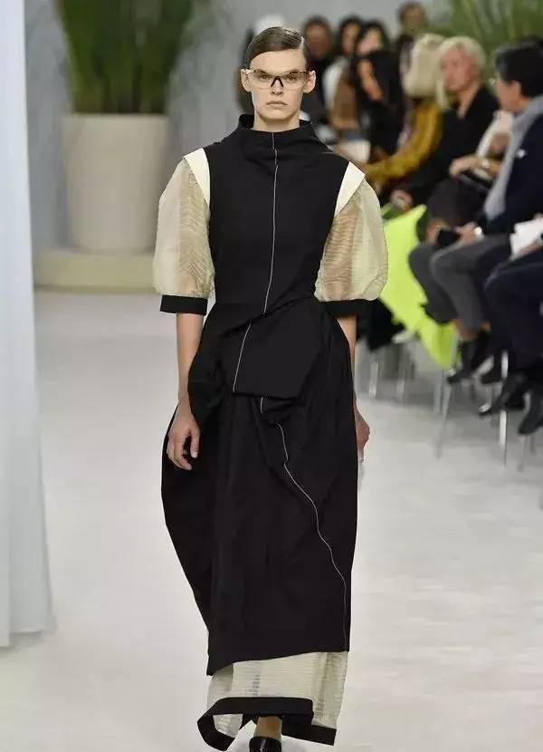  『新装』LOEWE是如何做到＂独树一帜“的？来看看它的20春夏新装!