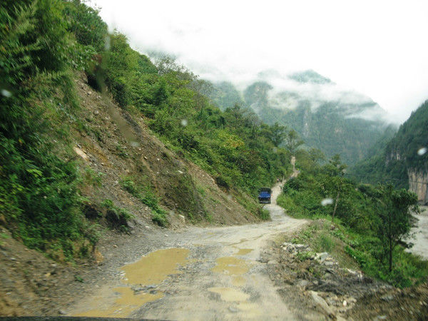 自驾霸道穿越丙察察闯西藏，悬崖边上走一遭，遭遇塌方，泥地陷车