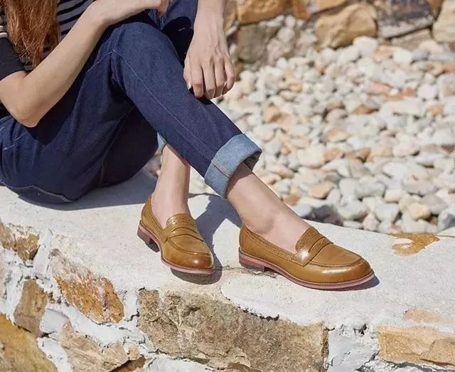 这双鞋流行了近百年，经典就是永不过时