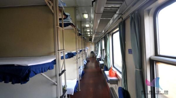  过道@火车上睡卧铺，头该朝窗还是过道？多数人做错