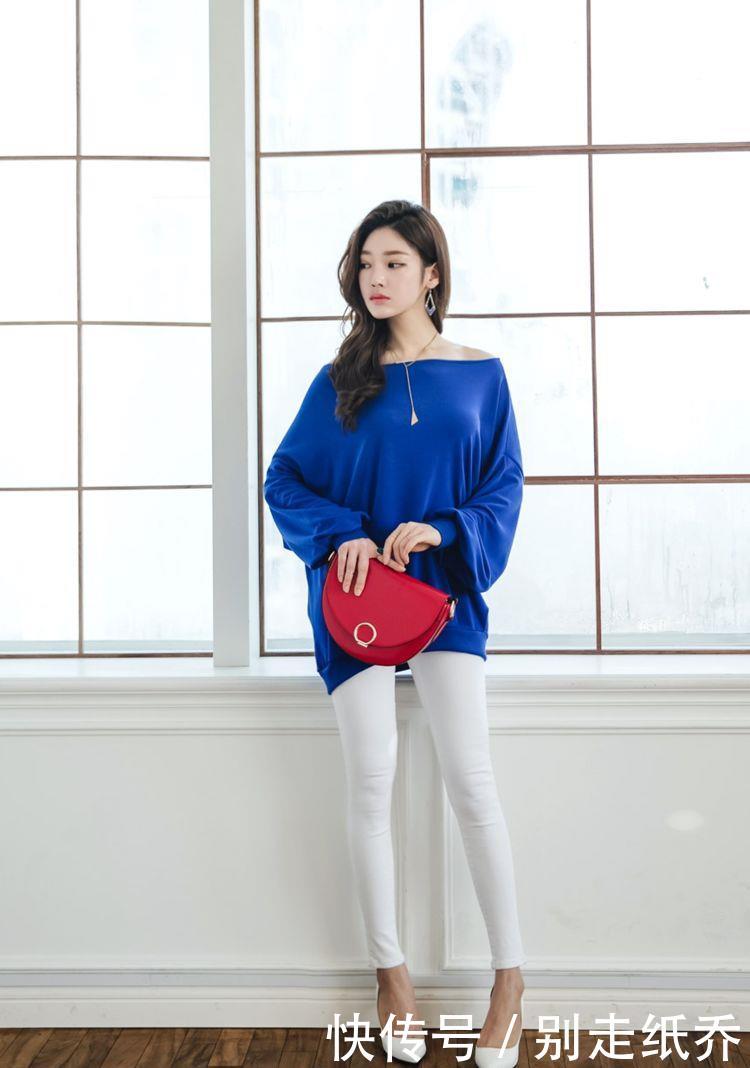 【小蛮】搭配紧身牛仔裤的小姐姐,秀出纤细小蛮腰,很有吸引力!