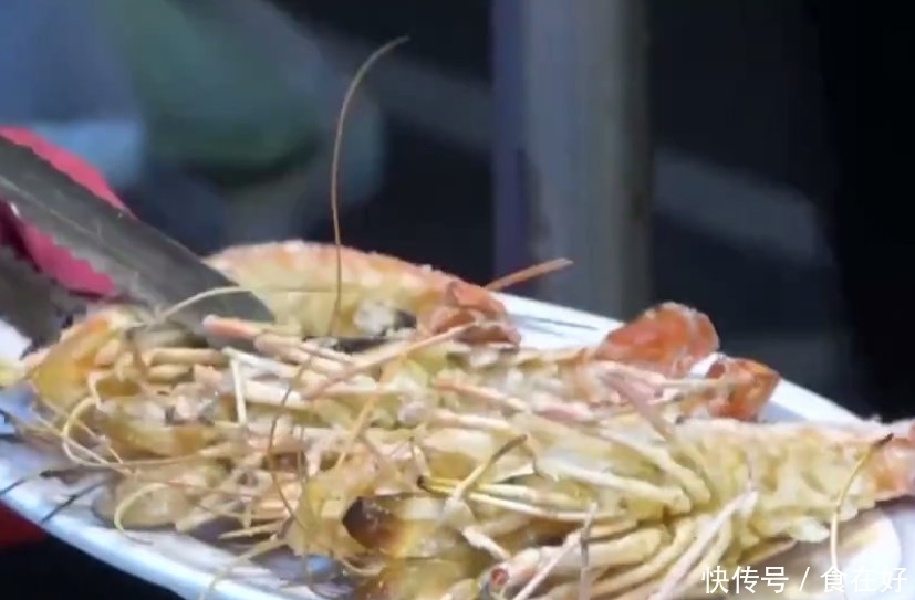  【大妈】大妈夜市摆摊卖盐烤大虾，一份售价80块钱，食客络绎不绝