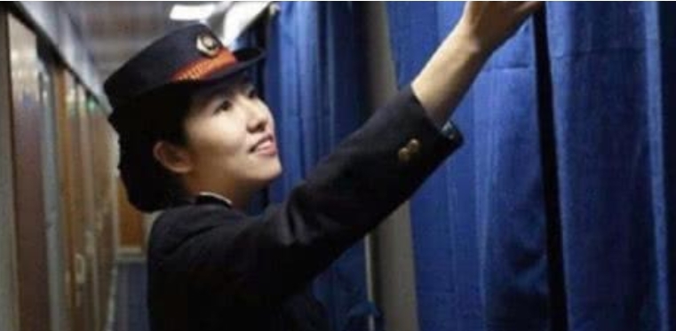 为何火车经过一些站时，乘务员会强制拉上窗帘？真相竟是如此