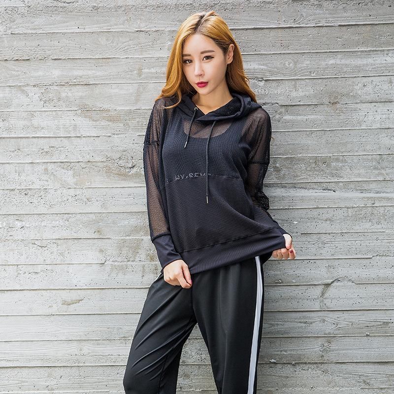 现在女人真开放，天天紧身上衣+紧身裤，凸显S型曲线，还真好看