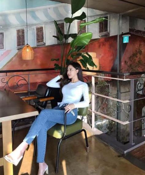 「 美女」很显灵动，街拍：潮流美女娇悄可爱