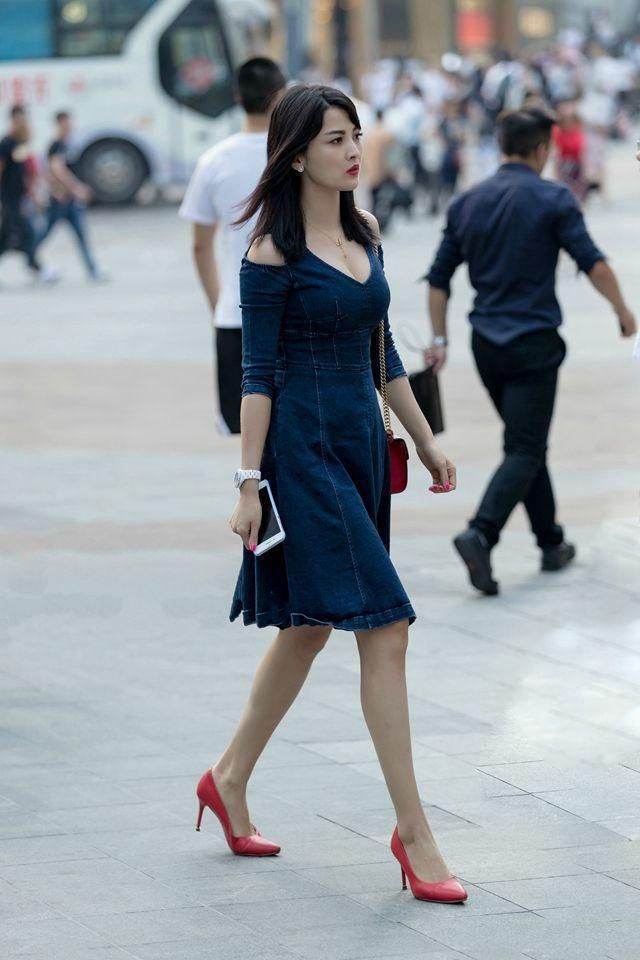 街拍 夏日回头率爆表的穿搭参考，和这样的美女逛街是什么感受呢