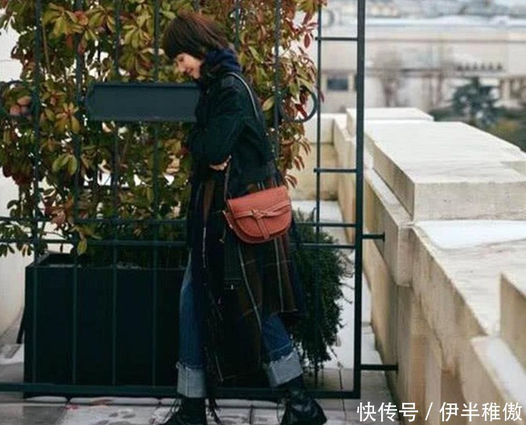 『白色』袁泉这波操作真的厉害了,把围巾缝夹克下当风衣穿,自带高级感!