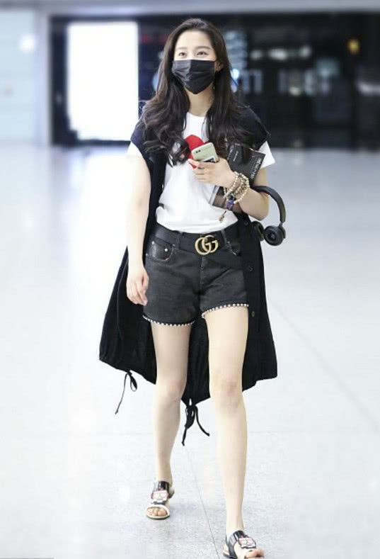 关晓彤这次终于穿对了，穿短裤大秀美腿，网友：脖子以下全是腿！
