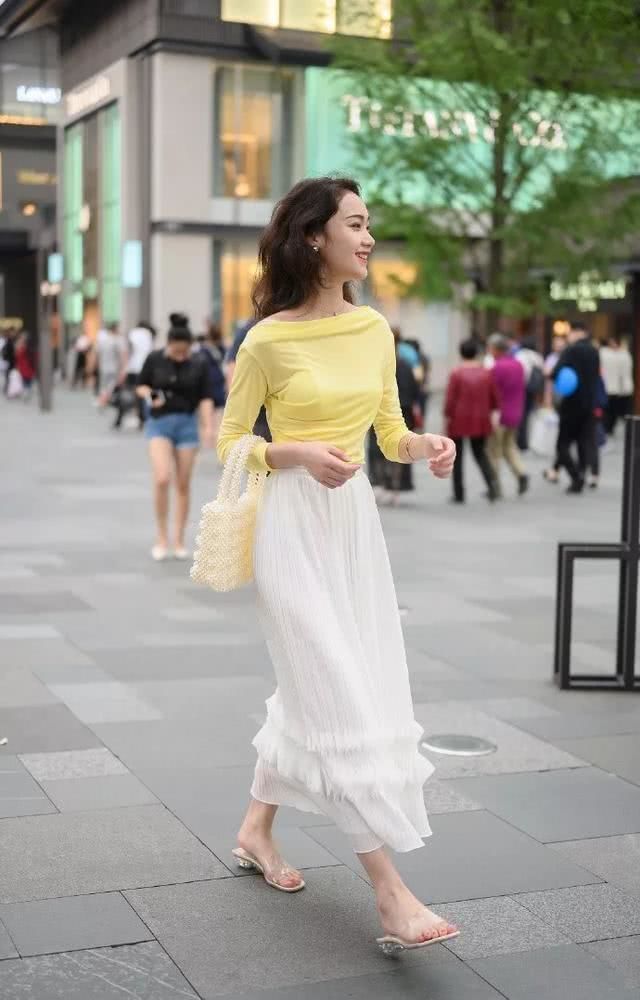 【吊带】街拍:小姐姐身穿吊带,脚踩尖头的黑色高跟鞋,十分帅气