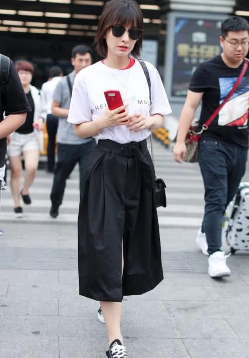 吴昕真会扬长避短!穿黑色裙遮住微粗的腿,非常时尚潮流