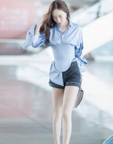 霍思燕身穿一袭长裙大秀好身材，没想到被裙摆所毁，都踩到脚下了