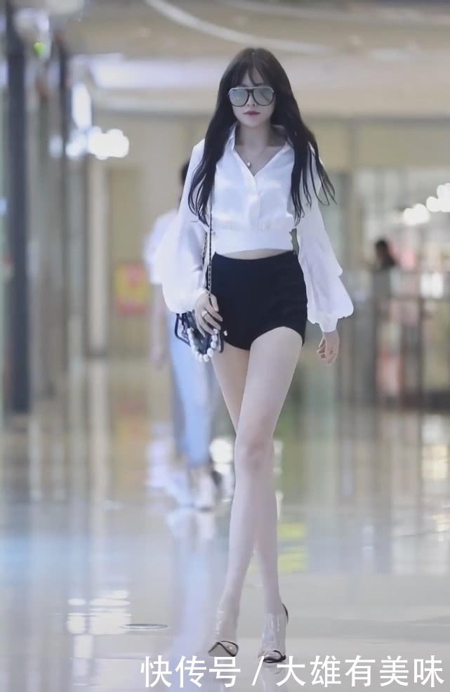 美女|美女只因踩了双“凉皮鞋”,时髦高级,还凹出1米2“仙鹤腿”