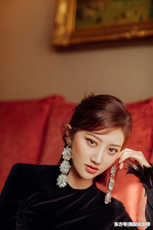 景甜能穿进这裙子不容易，戴这耳坠更需要勇气，都美到纽约去了！