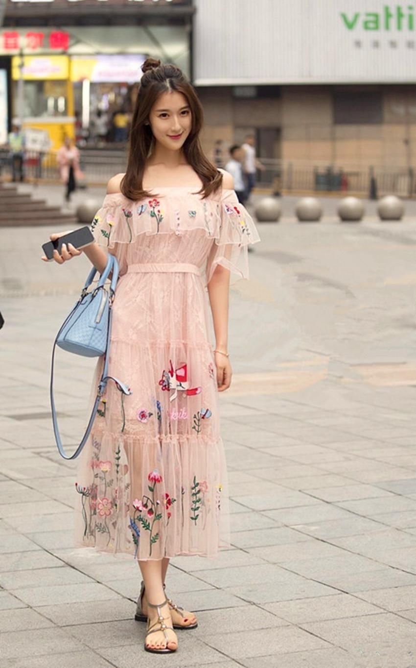 街拍:图2个性美女，短裤配拖鞋，图4时尚美女，穿一袭优雅裙子