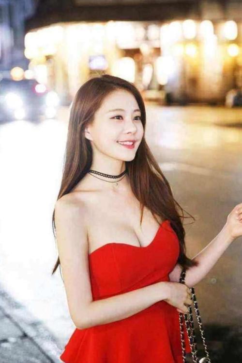 美丽娇艳的抹胸装小姐姐肌肤纯洁白净，甜美的笑容惹人喜欢！