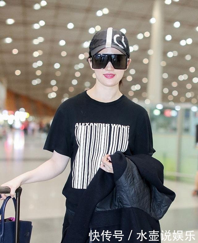 刘亦菲不仅瘦了，还玩上了嘻哈风，T恤配紧身裤也能穿出高级感！