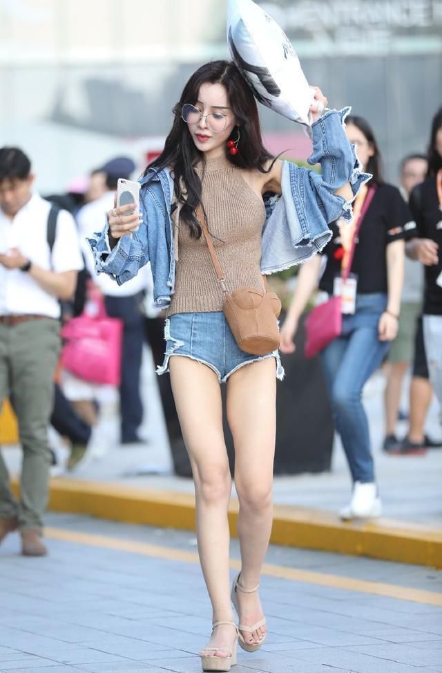  『双筷子』街拍时尚美女，筷子腿十分养眼，个个看着一米八！