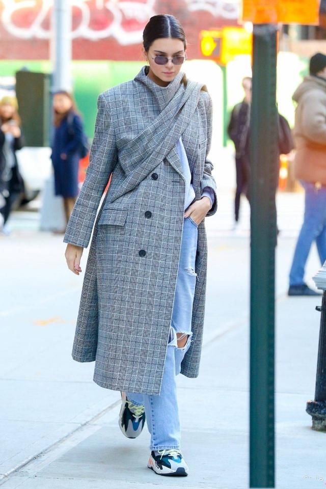 肯达尔詹娜白色T恤格外亮眼，精致时尚，丝毫不显老