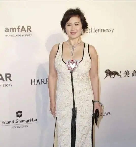  何超琼：何超琼再豪都不装，穿的普通脸没打扮，皱纹多却看着很优雅！
