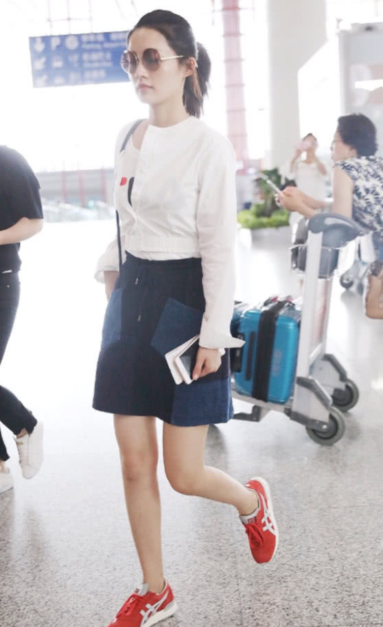 李沁在机场亮相，最亮眼的不是补丁裙，而是大白腿!
