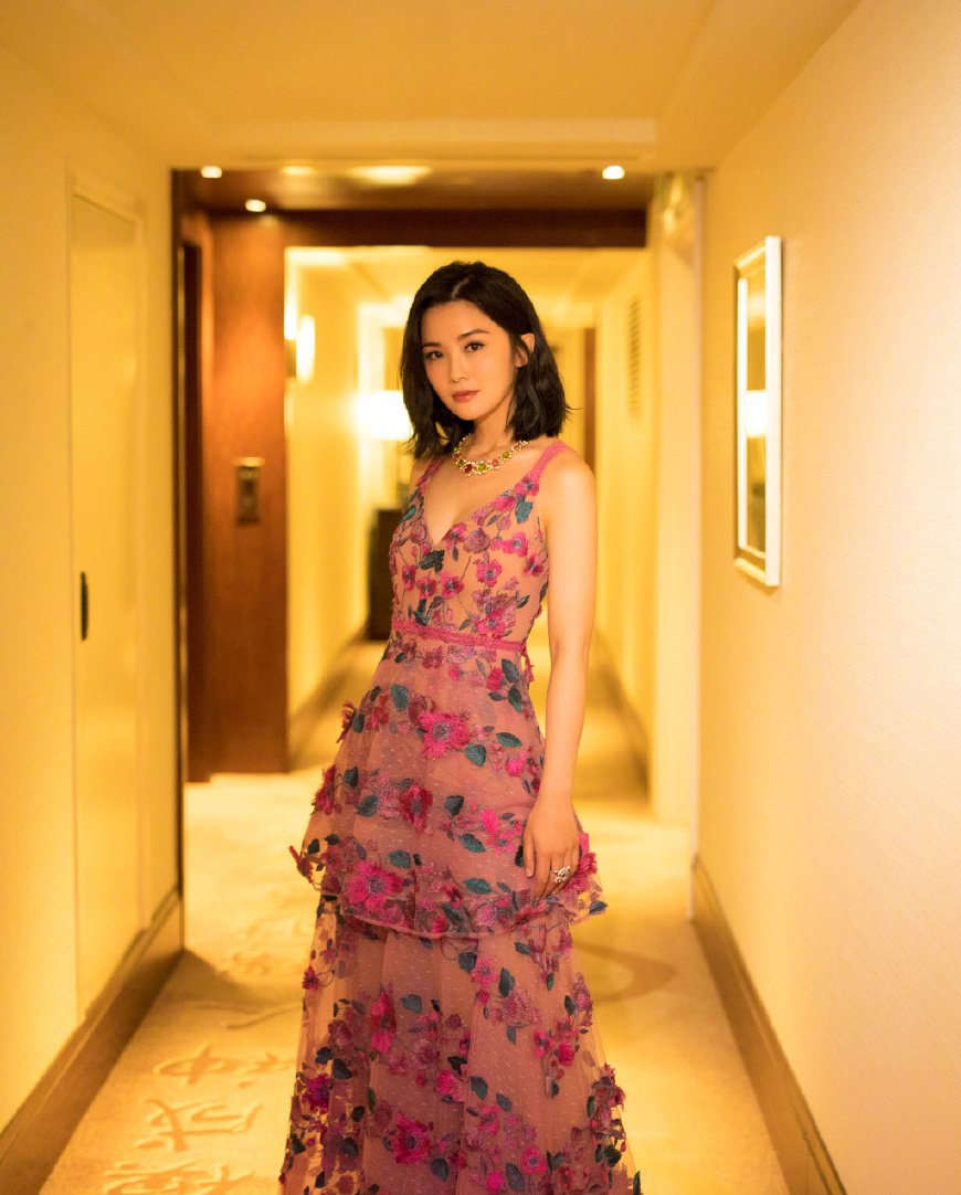 蔡卓妍真敢穿！这么宽松的裤子都能撑起来，网友：勒的不难受吗？