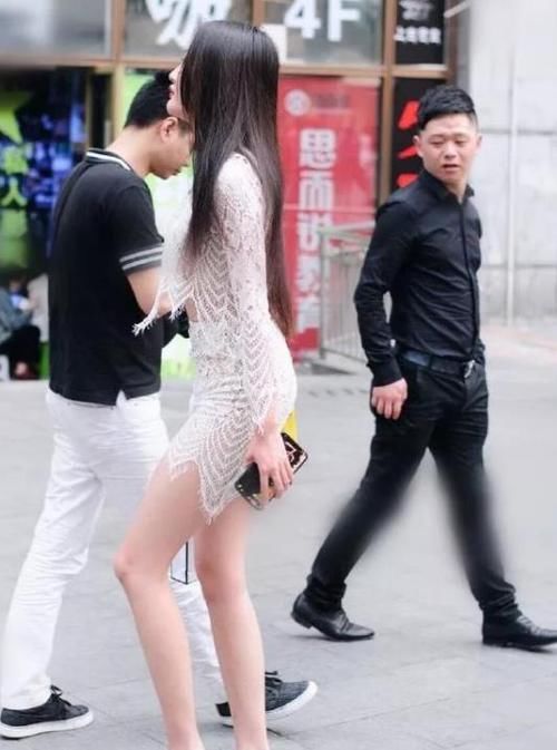  「优雅」潮范儿女神来了，街拍：天姿国色的小姐姐，一件黑色上衣配黑色牛仔裤，魅力十足