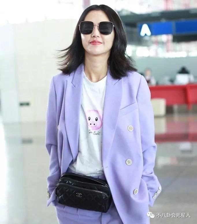 女星早秋机场秀，蒋欣依旧雄壮，张馨予幸福肥，吴昕身材比例太虐