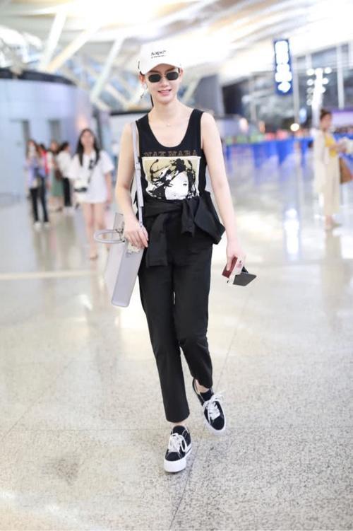 戚薇胆真大，穿条看不见的短裤去机场，考虑过李承铉的感受么？