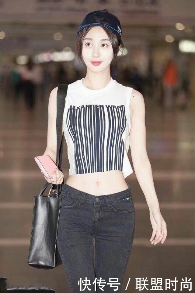 李菲儿嫌裙子太紧，故意在中间剪开叉，网友：敢蹲下吗？