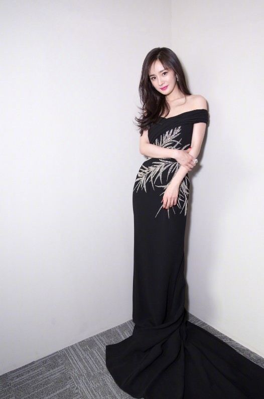 杨幂为了美也太拼了!穿一件如此紧身的裙子,把赘肉都给勒出来了