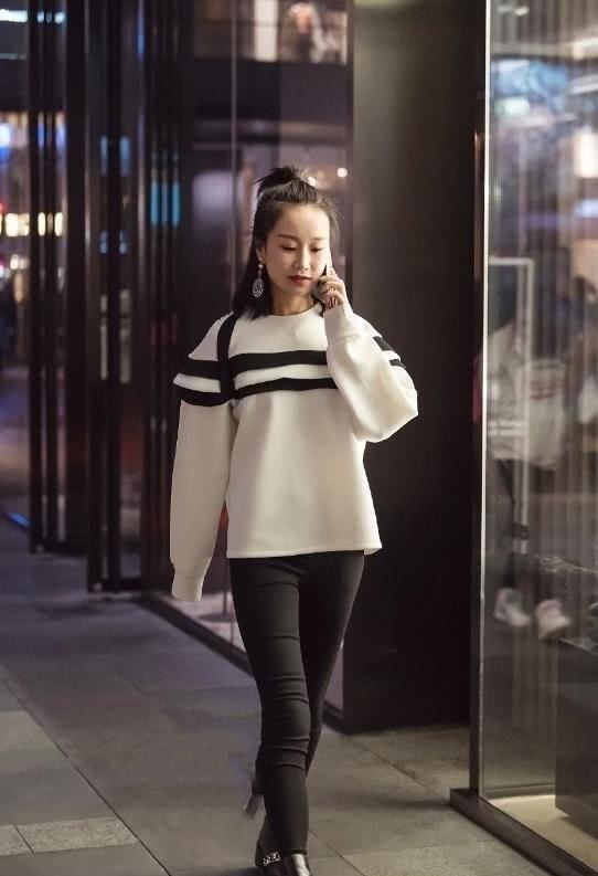  漂亮：街拍简洁的版型完全的不挑身材，可以轻松修饰出漂亮的身姿