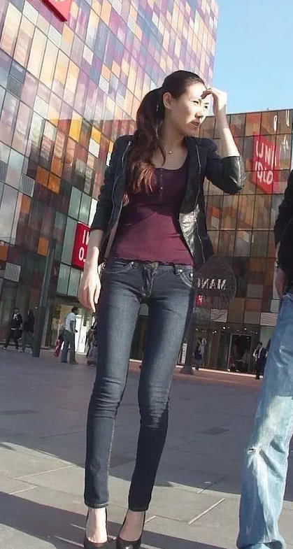 黑色牛仔翘臀小姐姐，紧身穿搭尽显完美S曲线，浑身散发着自信的