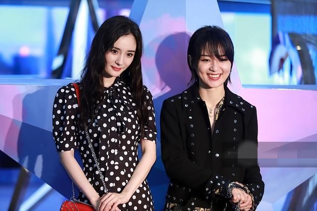 周笔畅出席活动穿裙子女人味十足 减重20斤脸变小身材好