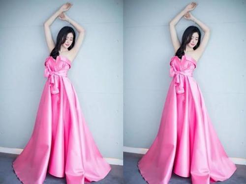 张天爱这条裙子正面极其平淡，可当她转身的瞬间，时间都静止了