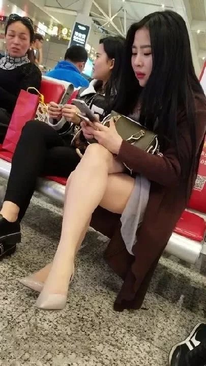 火车候车厅遇到的呆萌小姐姐，修长美腿即使坐着都无比亮眼