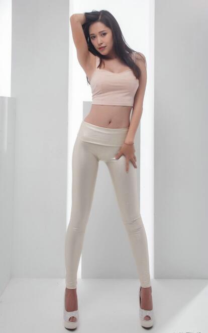 打底裤小姐姐穿出动人身姿,展现优雅成熟魅力