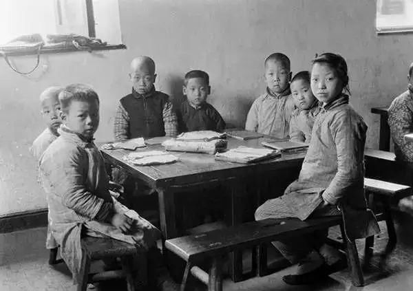 美国人在鞋盒里发现了6000张中国老照片，轰动全世界