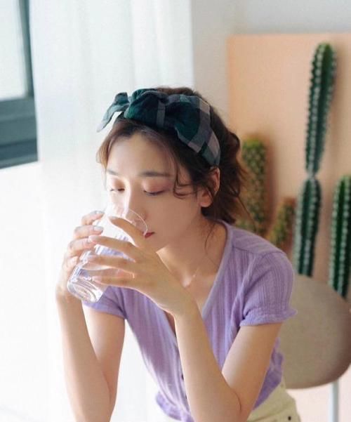  『女性』基础款牛仔裤也能穿出高级感，跟超模刘雯这样搭，时髦更减龄