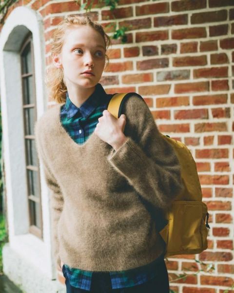  「针织衫」女人买针织衫，就要挑这4种“耐看色”，穿个两三年都不会过时