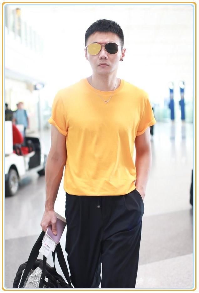 佩服李荣浩！32岁穿黄色T恤丝毫不输18岁吴磊，难怪能追到杨丞琳