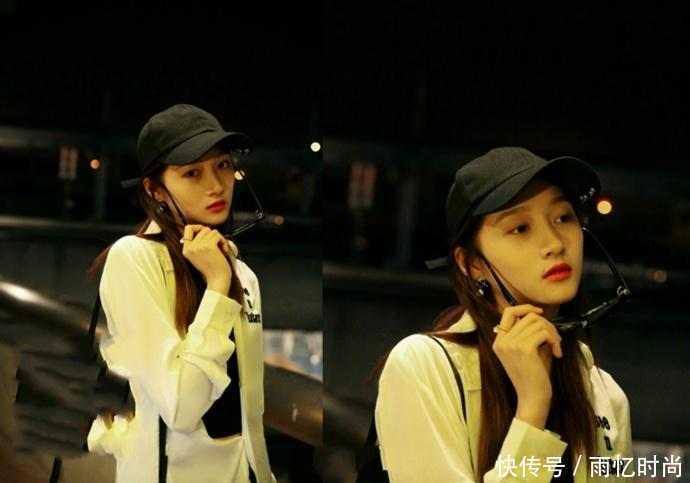 关晓彤真疯狂! 破洞牛仔裤也要穿两条? 网友: 腿长就怕热了吗?