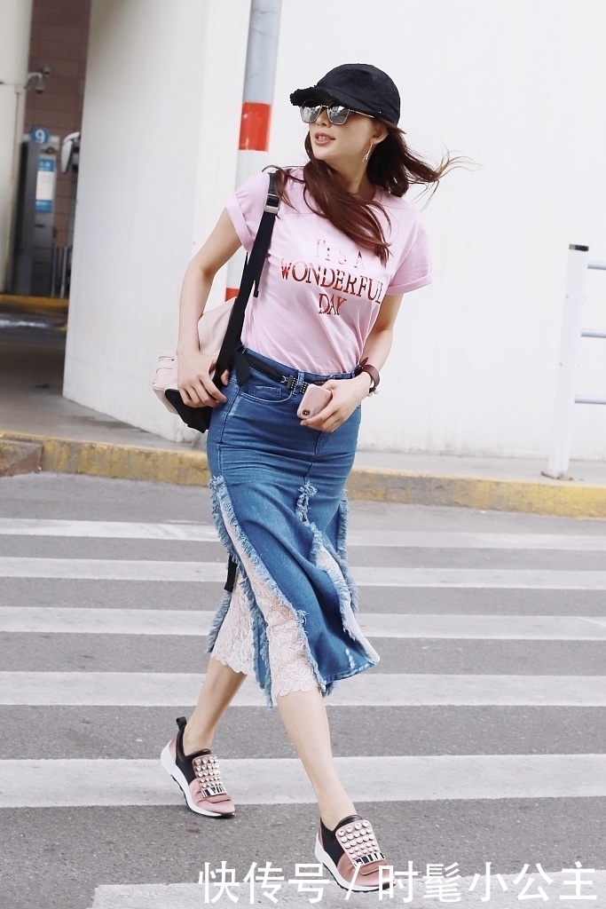 林志玲穿蕾丝装现身，暴露了一双惊艳长腿，网友：素颜也很迷人！