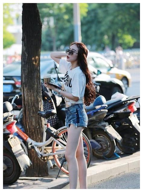 街拍:图五美女穿短裤,白皙水嫩的长腿,我给满分!