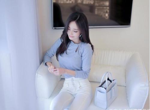 白色牛仔裤美女气质高贵，令人倾心沉醉！