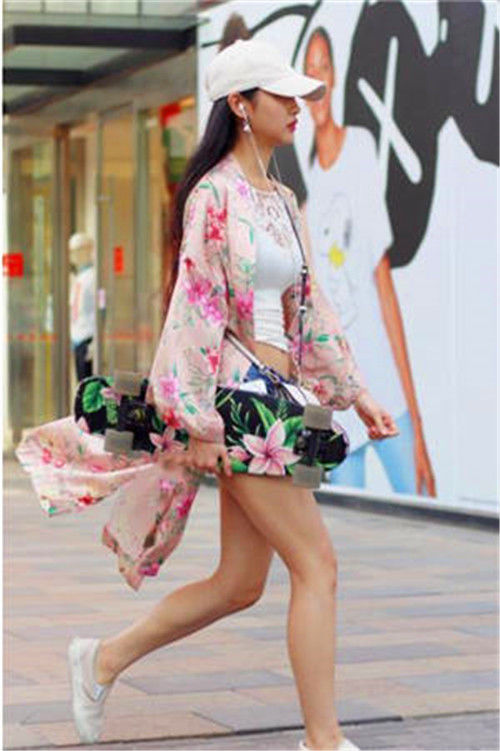 『小美女』街拍:小美女身穿紧身连衣裙,展示傲人好身材,时尚潮流有魅力