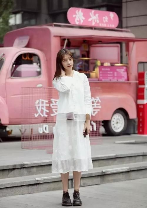 『蕾丝』路人街拍，美女身穿白色连衣裙，简单的蕾丝钩花，更显高挑迷人