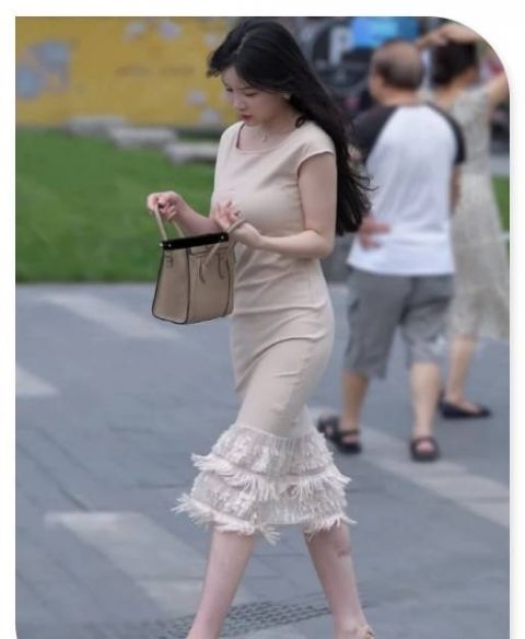 减龄:街拍:小姐姐“粉红芭比”系列的连衣裙,减龄时尚又大气!