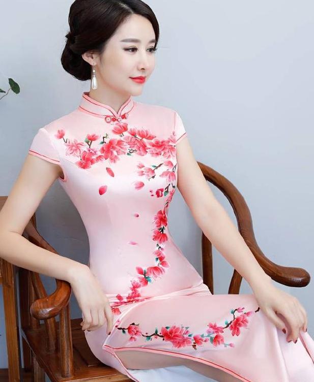 秀丽的旗袍，穿出丰韵的她